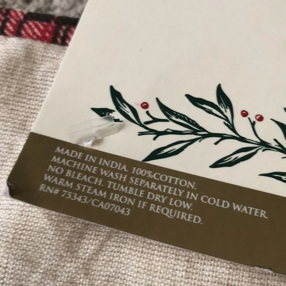 Wellesley Manor Holiday Poinsettias Christmas Placemats Set (4)! Embroidered NWT